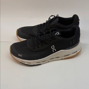 On Cloud 6 Running  Women’s Black and White Athletic Shoes Size 7.5